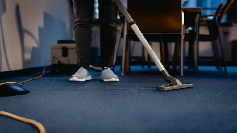 Putzkraft saugt das Büro